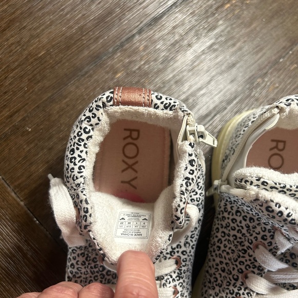 Like New Roxy Camu high top sneakers size 3 youth - Picture 10 of 11